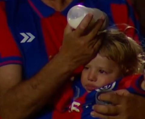 Οπαδός στην Αργεντινή έγινε viral στην προσπάθεια του να ταΐσει το μωρό την ώρα που παρακολουθεί αγώνα (vid)