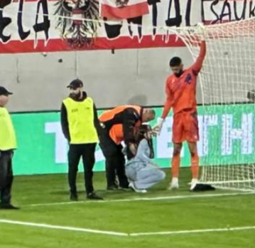 Απίστευτο: Οπαδός εισέβαλε στο γήπεδο για τη φανέλα του τερματοφύλακα της Κύπρου και έφαγε τούμπα!