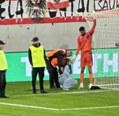 Απίστευτο: Οπαδός εισέβαλε στο γήπεδο για τη φανέλα του τερματοφύλακα της Κύπρου και έφαγε τούμπα!