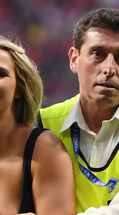 Η εισβολέας του Champions League που έτρεξε χωρίς σουτιέν αποκαλύπτει τη μεταμόρφωσή της και μια «απρόσμενη» αλλαγή καριέρας