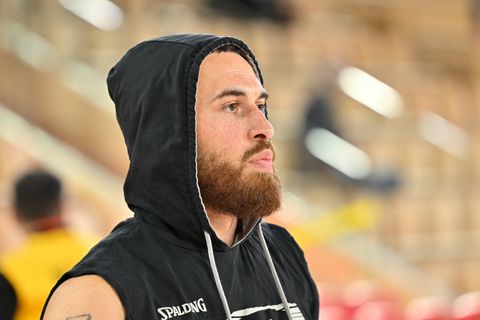 Έντονα παράπονα από τον Μάικ Τζέιμς για τη διαιτησία μετά την αποβολή του