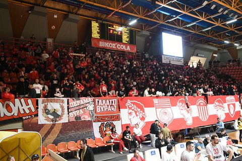 Εντυπωσιακή ατμόσφαιρα από τους οπαδούς του Ολυμπιακού στην Πάτρα (vid)