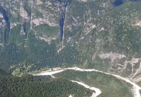 Κατάβαση με σκέιτμπορντ από ράμπα 70 μέτρων με ταχύτητα άνω των 100 χλμ/ώρα! (vid)