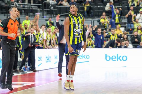 Άνετη νίκη της Φενέρ επί της Εσενλέρ με «βροχή» τριπόντων