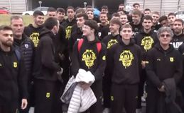 Παίκτες του Άρη και του ΠΑΟΚ αγκαλιά στο ίδιο πούλμαν (vid)