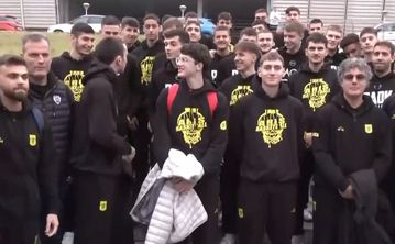 Παίκτες του Άρη και του ΠΑΟΚ αγκαλιά στο ίδιο πούλμαν (vid)