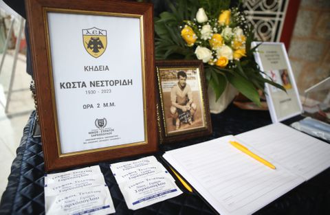 Οι φίλοι της ΑΕΚ αποχαιρετούν τον Κώστα Νεστορίδη, σε λαϊκό προσκύνημα η σορός του (pics)