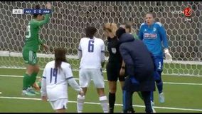 Απίθανα πράγματα: «Ντου» από τον προπονητή της γυναικείας ομάδας του Αστέρα στη διαιτήτρια - Τον τραβούσαν εκτός γηπέδου τα κορίτσια (vid)