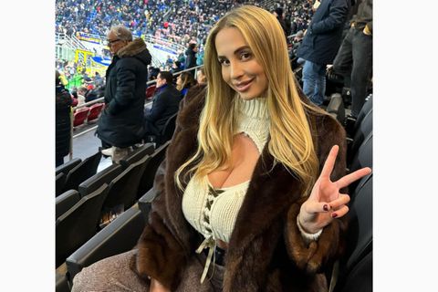 Η αγαπημένη παρουσιάστρια του Κόνορ ΜακΓκρέγκορ εντυπωσιάζει με την εμφάνισή της σε αγώνα υπό ψύχος