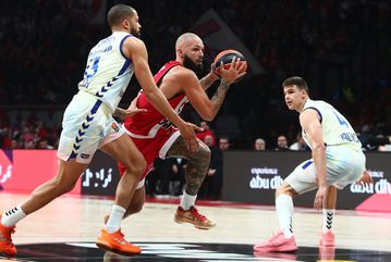 Η Βαλένθια έκανε σερί 15-0 στην 4η περίοδο και θριάμβευσε στο ΣΕΦ