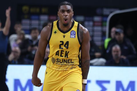 Με 10 παίκτες η ΑΕΚ κόντρα στην Σολνόκι