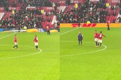 Έξαλλος ο Μπρούνο Φερνάντες με συμπαίκτες του μετά την ισοπαλία της Γιουνάιτεντ με την Μπόρνμουθ (vid)