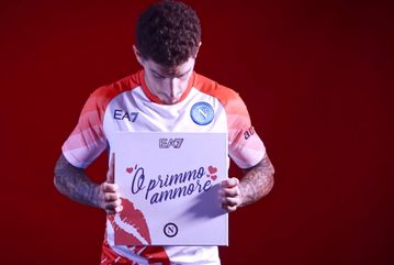 Νάπολι: Η φανέλα αφιερωμένη στον Άγιο Βαλεντίνο (vid)