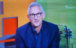 Απίστευτο σκηνικό στον «αέρα» του BBC με Λίνεκερ: Μόλις μιλούσε ακούγονταν ήχοι από ροζ ταινία (pic & vid)