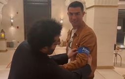 Η στιγμή που ο Κριστιάνο φοράει το περιβραχιόνιο του αρχηγού για το φιλικό αστέρων κόντρα σε Εμπαπέ - Μέσι (vid)