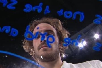 Το μήνυμα του Τσιτσιπά στην κάμερα μετά τη μεγάλη νίκη επί του Τόμπσον