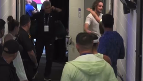 Το τρυφερό φιλί του Τσιτσιπά στην Μπαντόσα μετά την πρόκριση (vid)