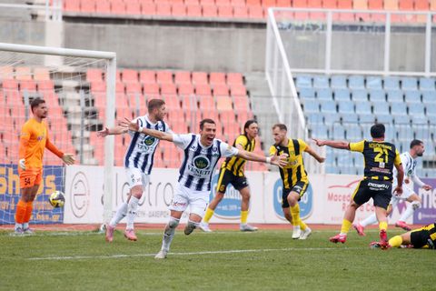 Στην κορυφή με...  ροπαλιά Μαχαίρα ο Ηρακλής