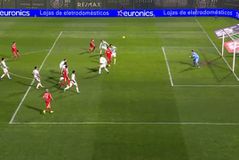 Άτυχος ο Ντόι, πέτυχε απίθανο αυτογκόλ κόντρα στην Μπενφίκα του Παυλίδη (vid)