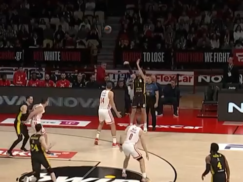 Η στιγμή που ο Βεζένκοφ… κοίταξε αλλού και δέχτηκε τρίποντο (vid)