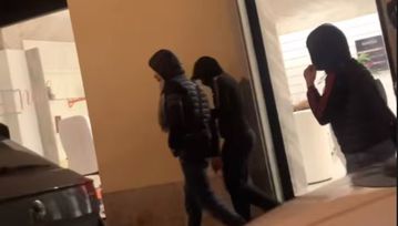 Ο γιος του Πίρλο δέχθηκε επίθεση από κουκουλοφόρους: «Κλώτσησαν το αυτοκίνητο και μας πέταξαν πέτρες» (vid)