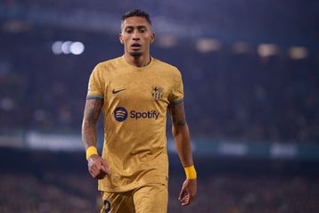 Εξαλλος ο Ραφίνια με την αλλαγή του, μάτωσε αφού χτύπησε καρέκλα στον πάγκο (vid)