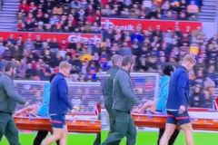 Ανησυχία στη Λίβερπουλ ένα μήνα πριν τη Σίτι: Με φορείο έφυγε ο Ζότα, αναγκαστική αλλαγή βγήκε και ο Τζόουνς στο παιχνίδι με την Μπρέντφορντ