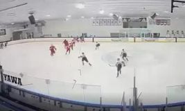 Μακελειό σε αγώνα χόκεϊ στις ΗΠΑ: Άνδρας πυροβόλησε την οικογένειά του και αυτοκτόνησε (vid)