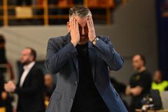 «Έκρηξη» του Παπαθεοδώρου - Πήδηξε πάνω στις καρέκλες μετά από διαιτητικό λάθος (vid)