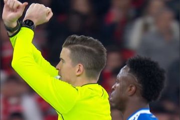 Γιατί ο διαιτητής σταύρωσε τα χέρια του πριν διακόψει το Μπενφίκα - Ρεάλ Μαδρίτης και τι σημαίνει η κίνησή του (Vid)