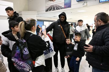 «Τρέλα» στο αεροδρόμιο του Ηρακλείου κατά την άφιξη του Παναθηναϊκού (pics)