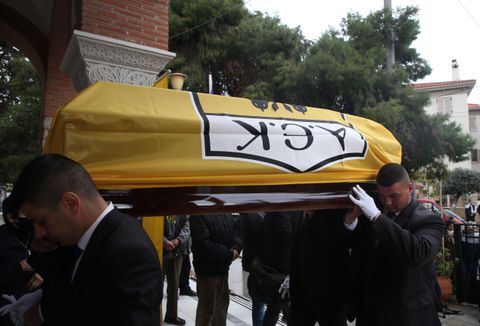 Τελευταίο αντίο στον Μίμη Παπαϊωάννου, καλυμμένο με τη σημαία της ΑΕΚ το φέρετρο (vid)