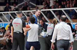 Ο Μαυροκεφαλίδης «πληρώνει» 1.200 ευρώ για μια πετσέτα!