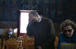 Συντετριμμένος ο Αντώνης Αντωνιάδης στον αποχαιρετισμό του στον Μίμη Παπαϊωάννου (vids)