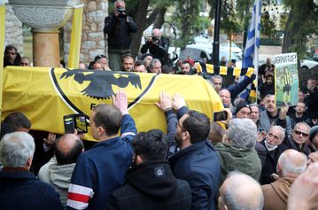 Όλη η ΑΕΚ ακούμπησε μια τελευταία φορά στον Μίμη της και τον αποχαιρέτησε (vids)