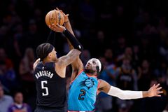 Οι Σανς επιβίωσαν κόντρα στους Μάτζικ με ήρωα τον μασκοφόρο Οκότζι / Τα αποτελέσματα και η κατάταξη του ΝΒΑ