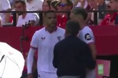 Απίστευτες σκηνές: Ο Φλόρες έκανε αλλαγή τον Εν-Νεσίρι και παραλίγο να πιαστούν στα χέρια μπροστά στις κάμερες – Τους χώρισε ο Οκάμπος (vid)