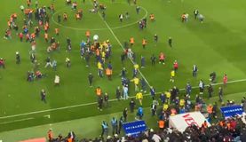 Χαμός και ντου οπαδών στο Τράμπζονσπορ-Φενέρμπαχτσε - Καρατιά του Μπατσουαγί σε εισβολέα (vids)