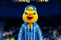 Η μασκότ της Φενέρμπαχτσε με αδιάβροχο ενόψει Ολυμπιακού