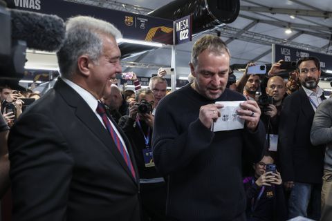 Ο Λαπόρτα επιβραβεύει τον Φλικ με νέο συμβόλαιο έως το 2028