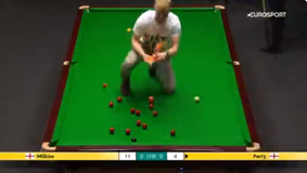 Ακτιβιστές ανέβηκαν στην τσόχα, πέταξαν μπογιά και διέκοψαν το Παγκόσμιο Πρωτάθλημα Σνούκερ (vid)