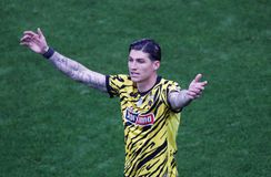 «Φρενίτιδα» στο αντίο του Τσούμπερ, ουρά… χιλιομέτρου από τον κόσμο για μια φωτογραφία (vid)