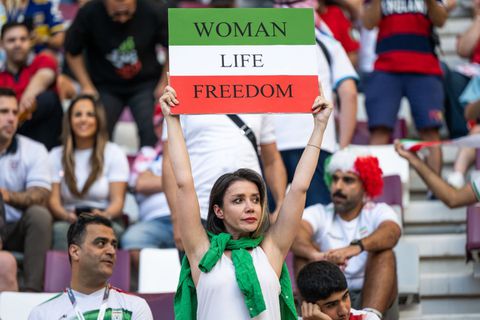 Η Ιρανική Ποδοσφαιρική Ομοσπονδία απαγόρεψε σε ομάδα να βάλει γυναίκες στο γήπεδο