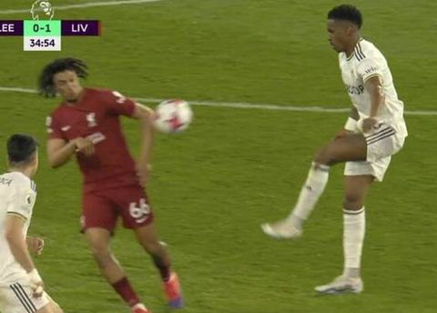 Σκάνδαλο στην Premier League - Το VAR αγνόησε το χέρι του Αλεξάντερ Άρνολντ στο 0-1 της Λίβερπουλ επί της Λιντς
