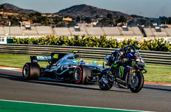 Υπέρ της ιδέας για κοινό αγώνα της F1 με το MotoGP ο Χάμιλτον