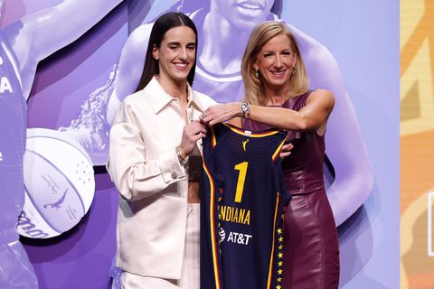Το «φαινόμενο» Κέιτλιν Κλαρκ ετοιμάζεται να κυριαρχήσει στο WNBA, με απίστευτα μικρότερη αμοιβή απ' ότι οι μασκότ του NBA (vids)