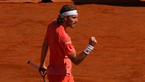 Με φόρα από το Μόντε Κάρλο ο Τσιτσιπάς προκρίθηκε στον τρίτο γύρο της Βαρκελώνης