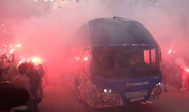 Επικό σκηνικό: Οπαδοί της Μπαρτσελόνα επιτέθηκαν στο πούλμαν της ομάδας τους γιατί το μπέρδεψαν με της Παρί (vids)