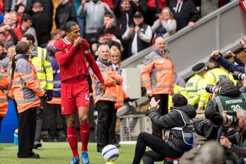 Ο αρχηγός στο σπίτι του: Ανανέωσε με τη Λίβερπουλ ο Φαν Ντάικ