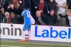 Παίκτης της Σάντερλαντ χτυπήθηκε από οπαδό της Λούτον την ώρα που πήγε να εκτελέσει πλάγιο